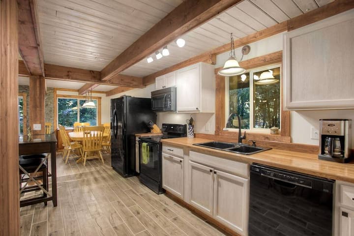 High River Haven 2.0 - River Access W/ Spa - Index, WA