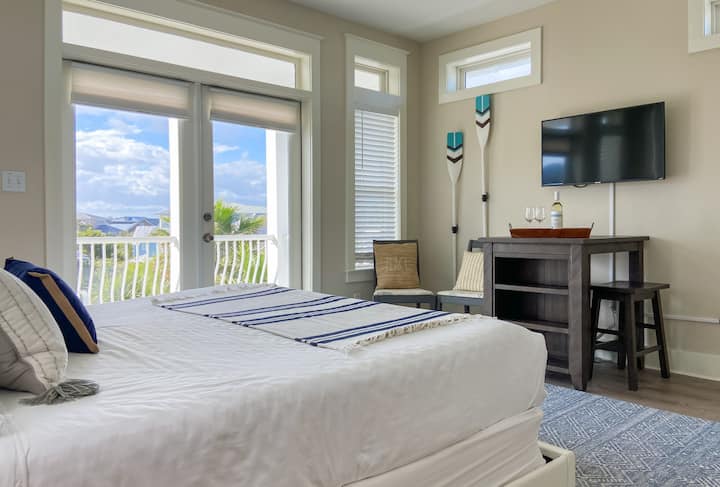 Може да се пофали со два простора за седење (еден кој се дуплира како работен простор), телевизор со рамен екран и приватен балкон.