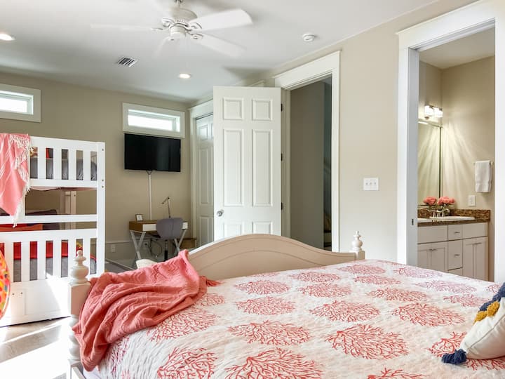 [Спална соба бр. 2, 2 кат] Брачен кревет (широк 150-179 см), сопствена бања, плус кревети на спрат во целосна големина и двокреветна соба. Во оваа соба може да се смести седумчлено семејство.