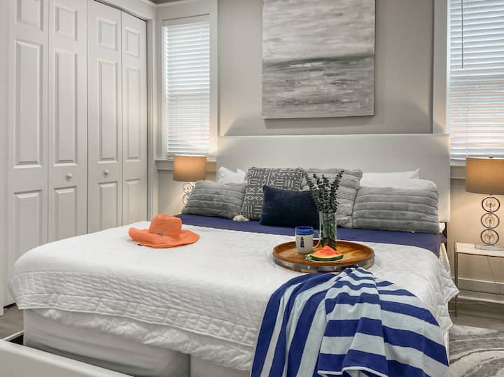 Оваа спална соба има поделен брачен кревет (широк 150-179 см) кој им овозможува на паровите да спијат мирно без да се префрлат на движење или да се држат еден до друг будни.