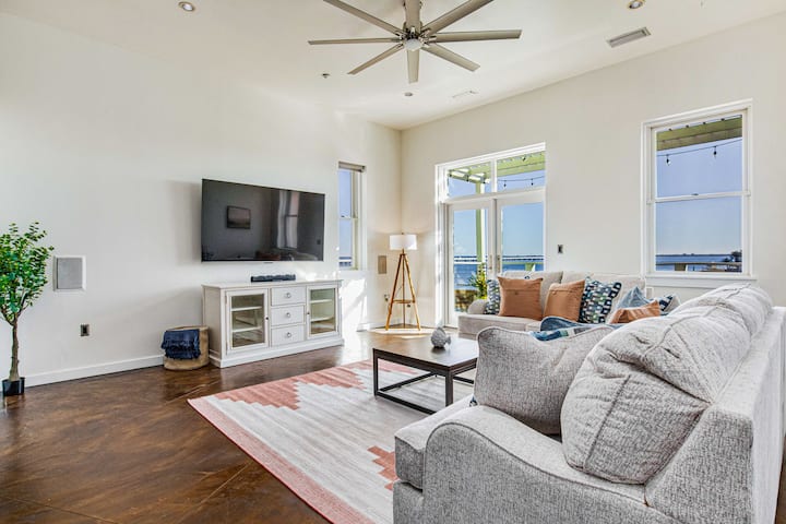 Rainbow Row: Luxury Bayfront View - Pensacola, FL