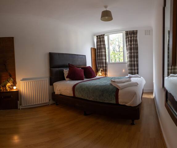 Regent’s Park, Sleeps 8, Pet Friendly & Garden gallery image 3