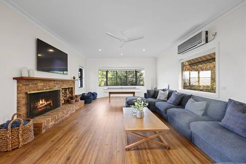 Successful Airbnb property: Lake Eildon Retreat- Private Boat Ramp - Sleeps 12 in Mansfield