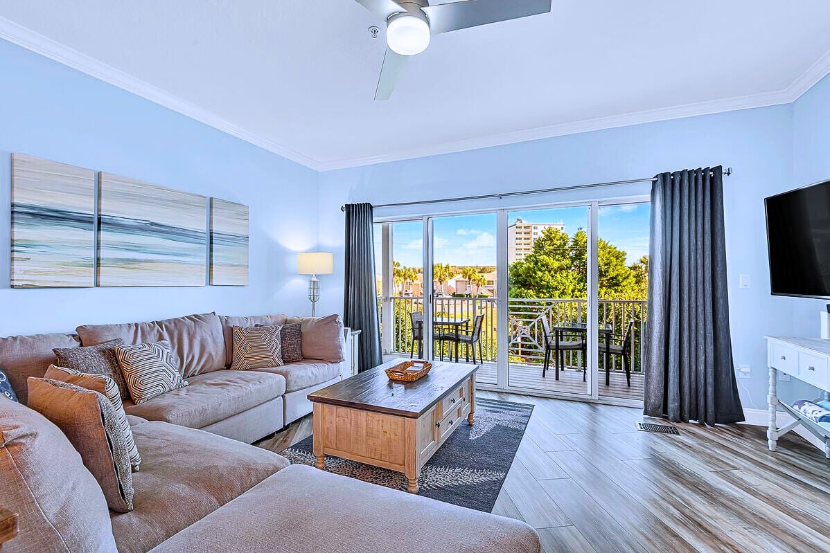 ️ Geräumiges Wohnzimmer – gemütliches Sofa, Flachbild-TV und Zugang zum Balkon