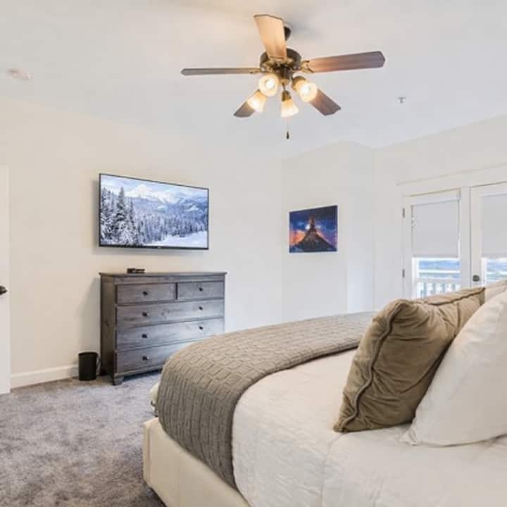 Oddýchnite si v pohodlnej spálni s útulnou posteľnou bielizňou, televízorom a stropným ventilátorom, ktorý vás počas pobytu ochladí.