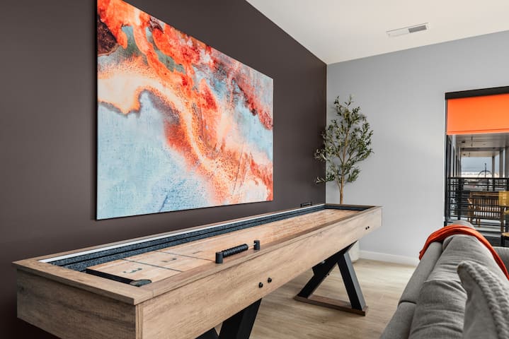 The Socialite – Spacious Retreat| Walk to Broadway