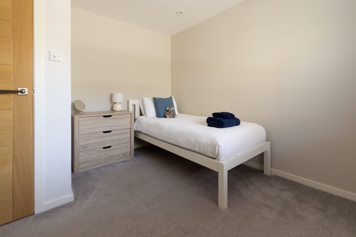 Светла прва единечна спална соба