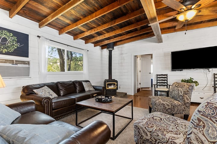 5. Tree House With Game Room - Lake Nacimiento, CA