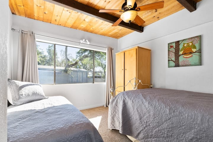 Chumba cha 3 cha kulala: 1 Kimejaa na pacha 1.   Hiki ndicho chumba pekee kisicho na ac.  Ina feni ya dari.