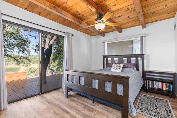 Chumba cha kulala cha 2: Malkia 1 aliye na mlango wa kuteleza kwenye sitaha.