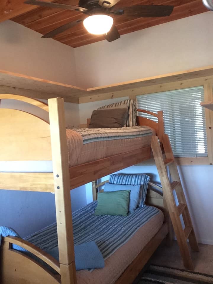 Chumba cha kulala cha Bunk House: mapacha 2