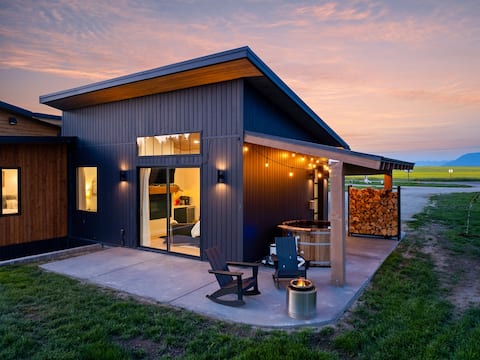 NEW ~ Hot Tub ~ Fire Pit ~ Fireplace ~ Soaking Tub