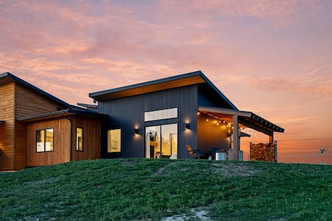 NEW ~ Hot Tub ~ Fire Pit ~ Fireplace ~ Soaking Tub