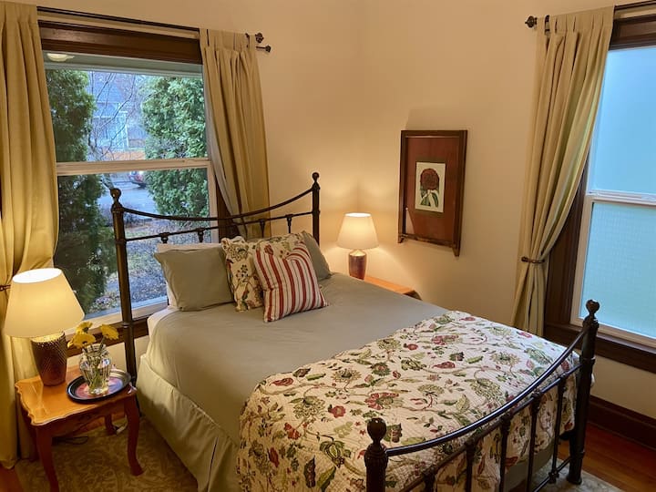 Главен кат, брачен кревет (широк 180-220 см)