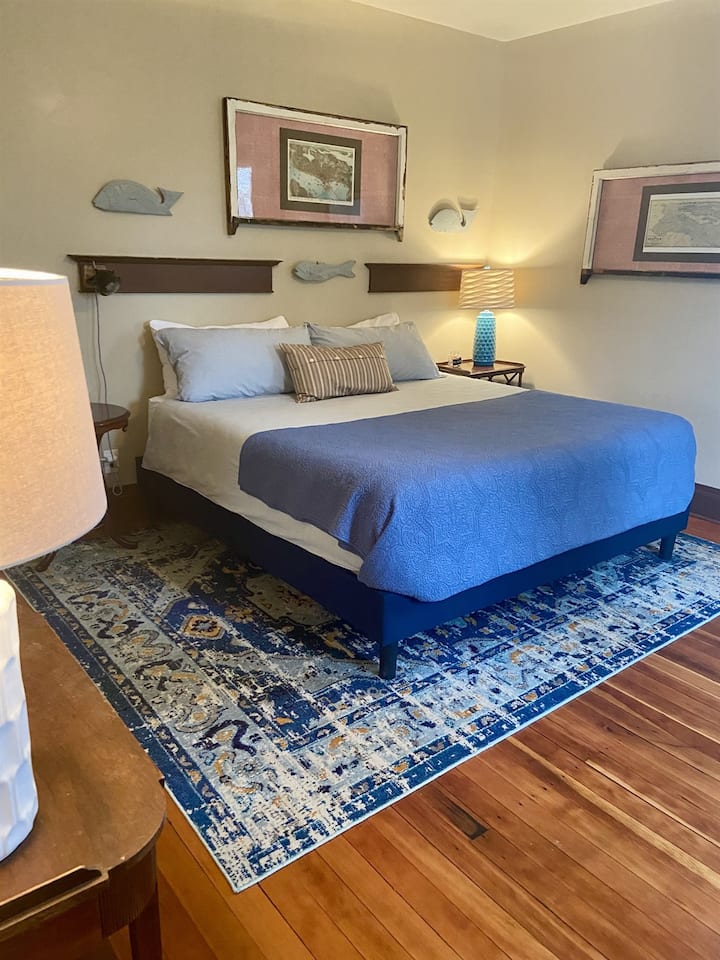 Втор кат, брачен кревет (широк 180 – 200 см). 