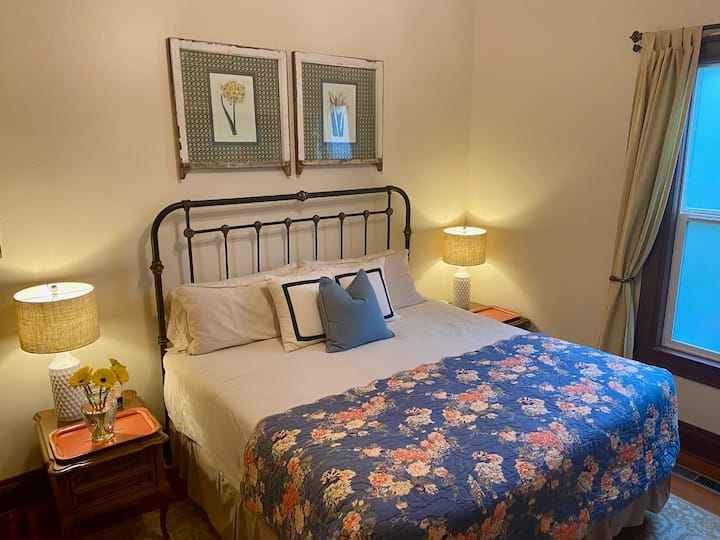 Главен кат, брачен кревет (широк 180 - 200 см) 