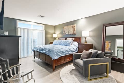 Luxury Condo | Hot Tub | Pool | Lake Front | FLX