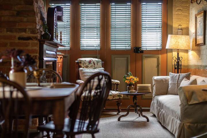 The Coach House – Historic Stay in Glebe gallery image 2