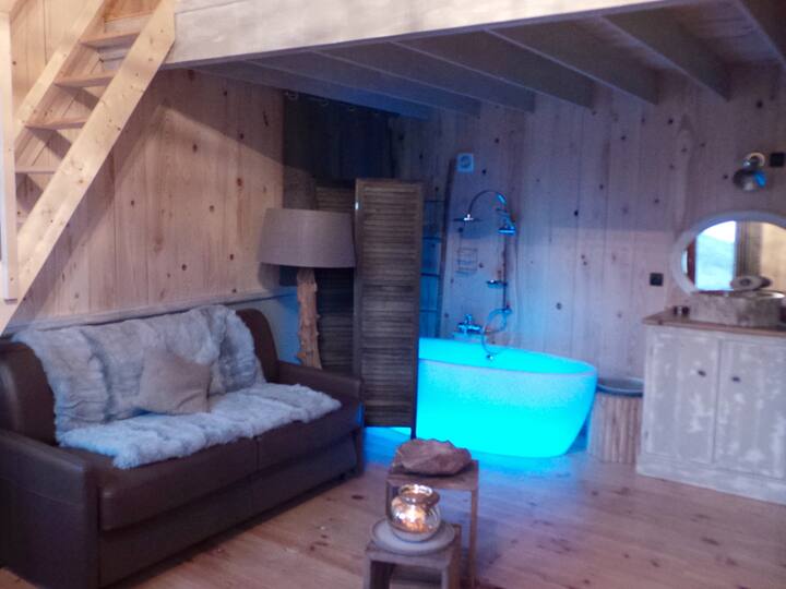 bañera luminosa cabaña "la tierra es redonda para los que se aman"