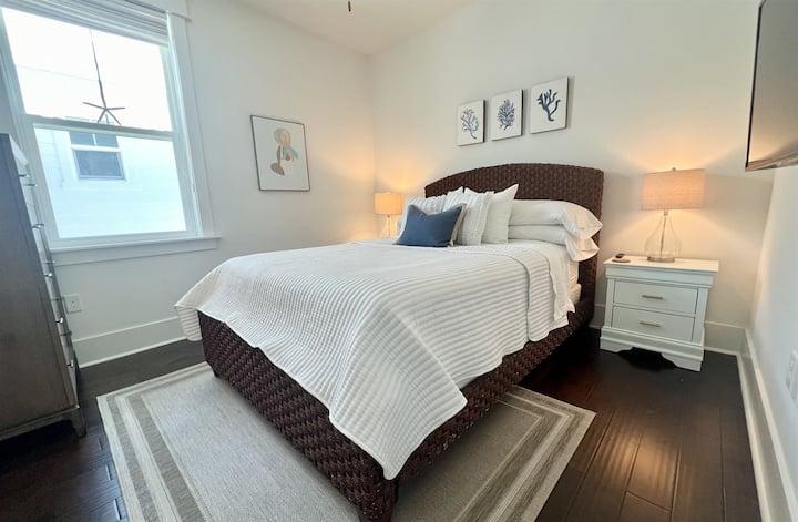 Spálňa s manželskou posteľou a vlastnou kúpeľňou