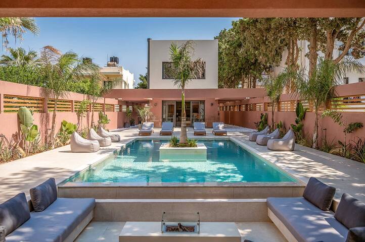 Villa Cosmos by Villa Plus gallery image 3