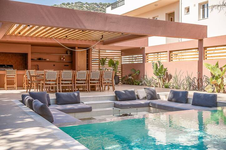 Villa Cosmos by Villa Plus gallery image 4