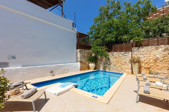 Villa Epavlis by Villa Plus gallery image 3