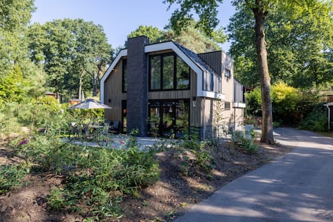 Top performing Airbnb: Group accommodation Veluwe Villa in Hoenderloo En Omgeving