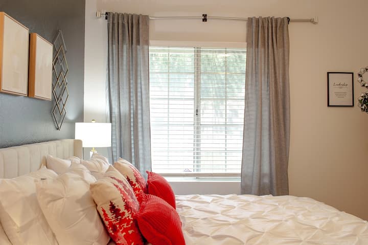 「在这间宁静、设计精美的卧室里醒来，焕然一新。」