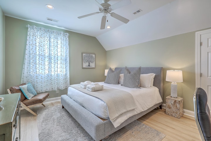 Lichte, gezellige slaapkamer met een eigen badkamer met een vleugje kustcharme.