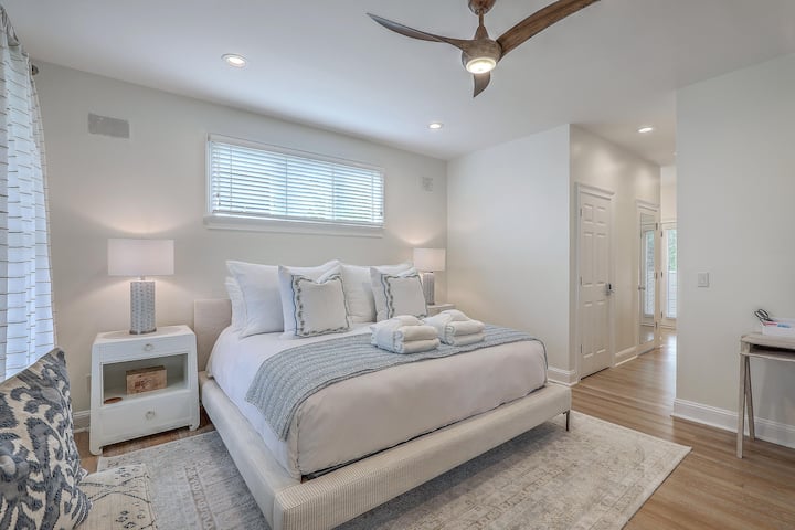 Stijlvolle mastersuite aan de kust met eigentijds meubilair en een ontspannen sfeer.