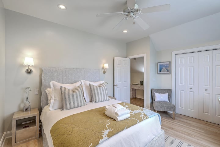 Charmante slaapkamer in kuststijl met smaakvol meubilair en een ontspannen sfeer.