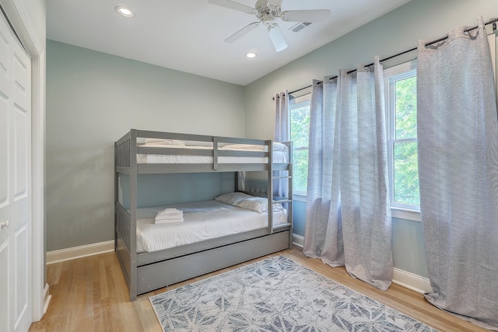 Lichte kamer met stapelbed, ingericht voor comfort en een leuke gedeelde slaapruimte.