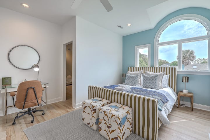 Vrolijke slaapkamer met leuke kustpatronen die een levendige, strandachtige sfeer toevoegen.