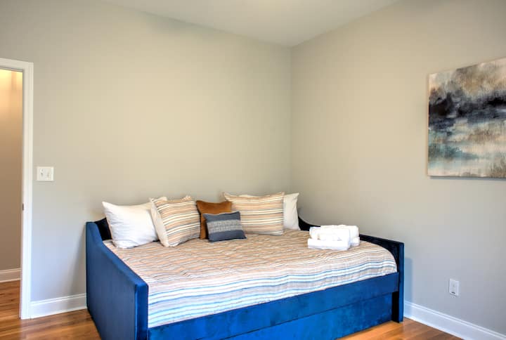 Bonasi ya Kulala - Chumba cha Nne cha kulala - Kitanda cha Malkia w/ Twin Trundle