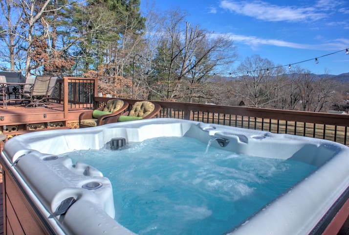 Hot Tub + Views, Pet-Friendly + Biltmore Pass
