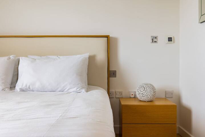 Spacious, Spotless 3-Bed Apt by Paddington Station gallery image 5