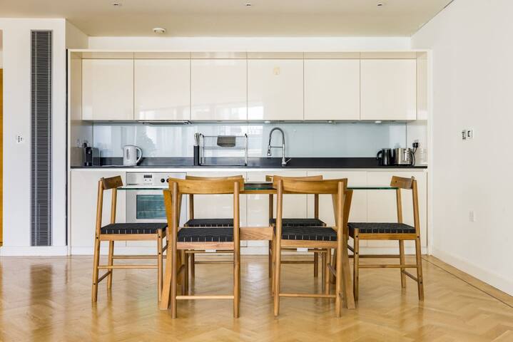 Spacious, Spotless 3-Bed Apt by Paddington Station gallery image 4
