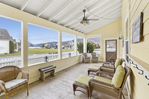 Golden Sands Getaway: 4-Bedroom Beach Beauty!