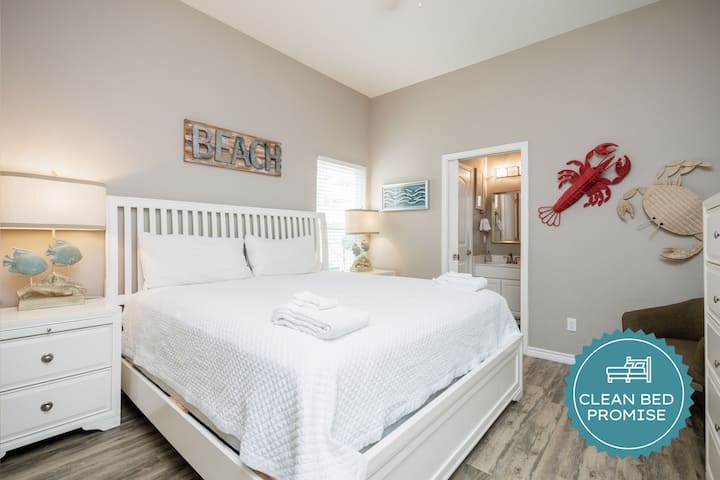 انغمس في أحلام ساحلية في غرفة نومك الساحرة ذات الطابع الشاطئي، والتي تحتوي على بياضات نظيفة ولمسات بحرية تجعل كل ليلة تبدو وكأنها ملاذ على شاطئ البحر.