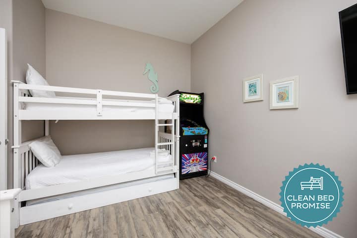 سيحب أطفالك غرفة النوم الممتعة هذه التي تحتوي على أسرّة بطابقين ولعبة أركيد خاصة بهم للاستمتاع بترفيه لا نهاية له.
