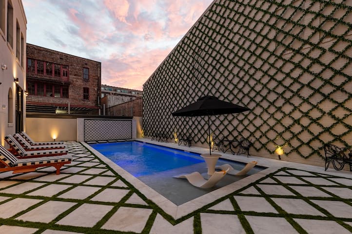 The Avenue 4BR All King Beds Heated Pool