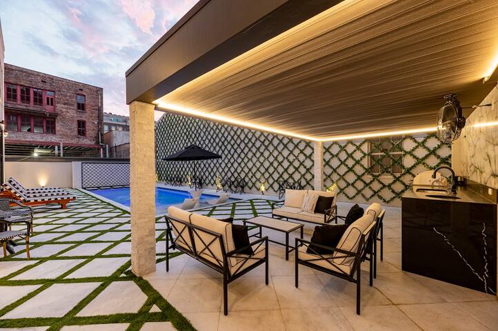 The Krewe 5BR Perfect Location Heated Pool gallery image 2