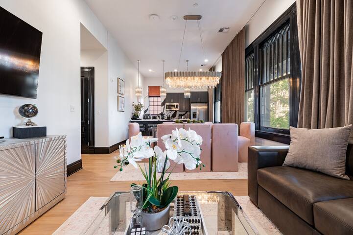 The Krewe 5BR Perfect Location Heated Pool gallery image 5