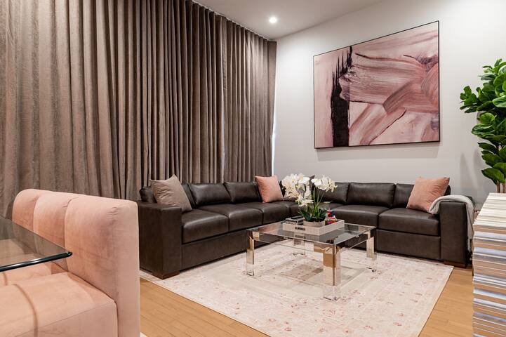 The Krewe 5BR Perfect Location Heated Pool gallery image 4