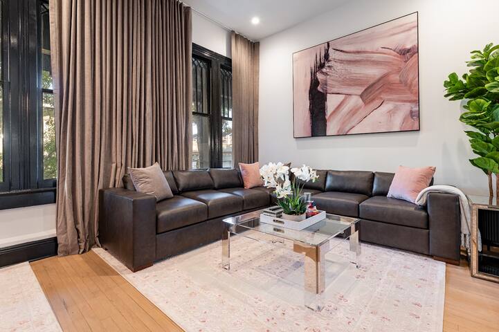 The Krewe 5BR Perfect Location Heated Pool gallery image 3