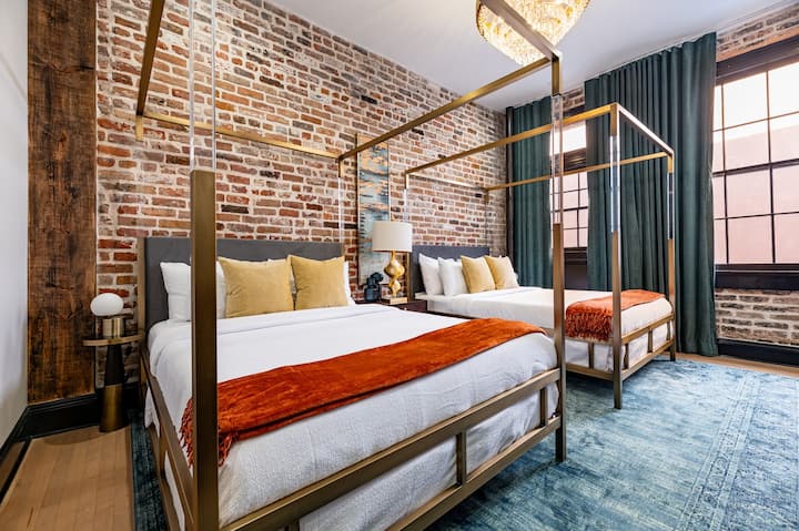 מיטות קווין סייז X 2
חדר רחצה ושירותים צמוד