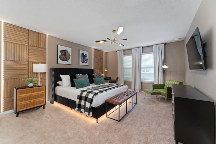 Užite si štýlovú spálňu s mäkkou posteľou veľkosti King, elegantným čiernym čelom postele a teplými drevenými prvkami. Veľké okná zapĺňajú priestor prirodzeným svetlom a prezentujú moderný dekor a útulný čitateľský kútik na relaxáciu.