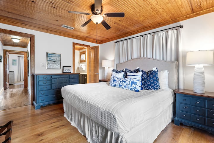 Chumba cha kulala cha msingi kina kitanda cha kifalme, roshani ya kujitegemea, televisheni na bafu la malazi.