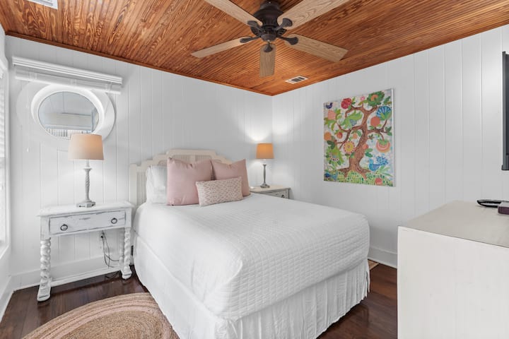 Chumba cha 3 cha kulala kina kitanda aina ya queen, televisheni na bafu la pamoja.